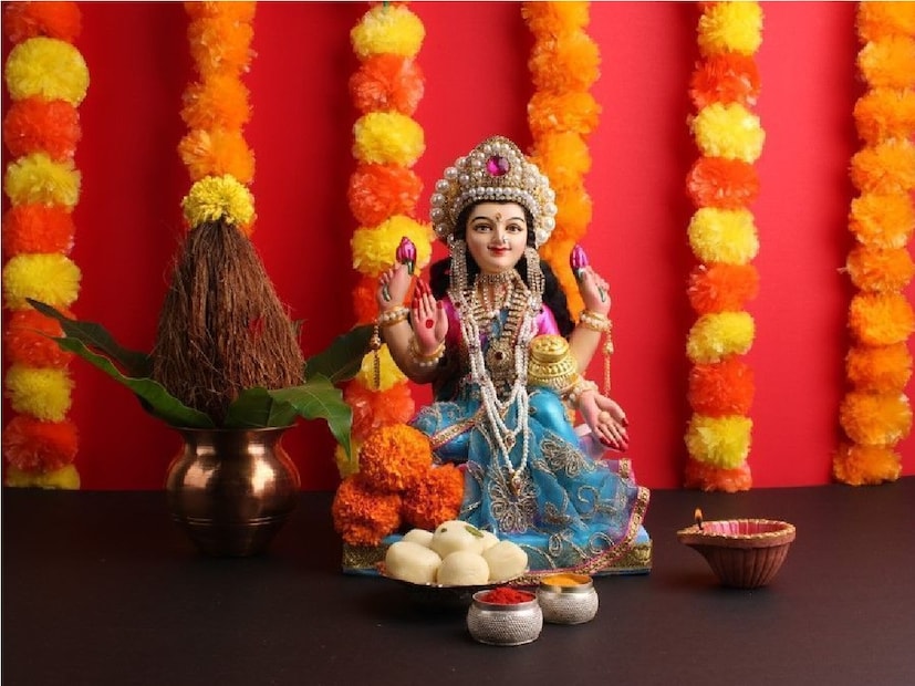 *লক্ষ্মীপুজো করার পরে প্রথমে বালক, বৃদ্ধ ও শিশুদের খাবার খাওয়াতে হয়, তাতে পুন্য অর্জন হয়। দেবী লক্ষ্মীকে পাওয়ার জন্য গৃহস্থেরা সারারাত ঘিয়ের প্রদীপ জ্বালিয়ে রাখেন। সংগৃহীত ছবি। 