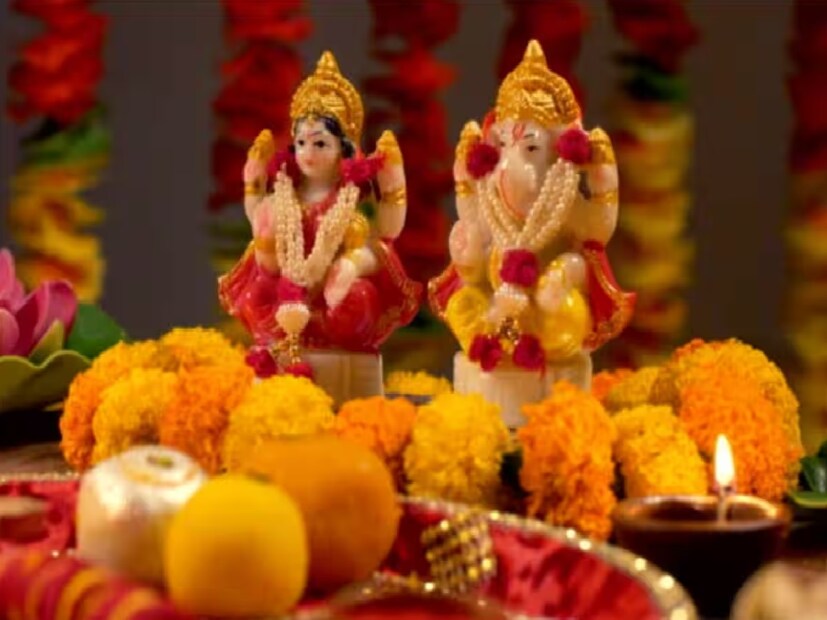 *নাম, ধন, যশ ও খ্যাতি প্রাপ্তির জন্য পূর্ববঙ্গবাসী কোজাগরী লক্ষ্মীপুজোর সূচনা করলেও আজ অনেকের বাড়িতেই এই পুজো হয়। অনেক বারোয়ারী কমিটিও এই পুজোর করেন। পঞ্জিকা অনুযায়ী এই বছর কোজাগরী লক্ষ্মীপুজোর তিথি শুরু হচ্ছে বুধবার ১৬ অক্টোবর সন্ধ্যা ৭টা ৪২ মিনিট ৩৭ সেকেন্ডে। আর শেষ হচ্ছে ১৭ অক্টোবর বিকেল ৫টা ১৭ মিনিট ৩৬ সেকেন্ডে। সংগৃহীত ছবি। 