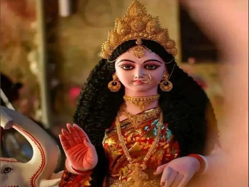 *কোজাগরী লক্ষ্মীপুজো উপলক্ষে কলার ছড়া দিয়ে নৈবেদ্য সাজানোর চল রয়েছে। পুজোর বেদীতে সোনা ও রুপোর গহনা রেখে দেন অনেকে লক্ষ্মীলাভের আশায়। বাড়ির দরজায় মা লক্ষ্মীর পায়ের ছাপের আল্পনা আঁকা হয়। সংগৃহীত ছবি। 