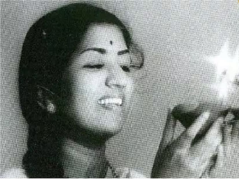 সে সময় একাধিক সংবাদমাধ্যমে লতা মঙ্গেশকর ও রাজ সিং দুঙ্গারপুরের প্রেম নিয়ে লেখালেখিও হয়েছিল৷ রাজ ও লতা একে অপরকে বিয়ে করবেন ঠিক করেছিলেন৷ কিন্ত রাজ সিং দুঙ্গারপুরের বাবা সেই ভাবনায় জল ঢেলে দেয়৷ বাবার সিদ্ধান্ত মেনে নেন রাজ সিং দুঙ্গারপুর৷ কিন্তু দুজনেই নিজের পরিবারকে জানিয়ে দেন আর কাউকে কোনওদিনও বিয়ে করবেন না তাঁরা