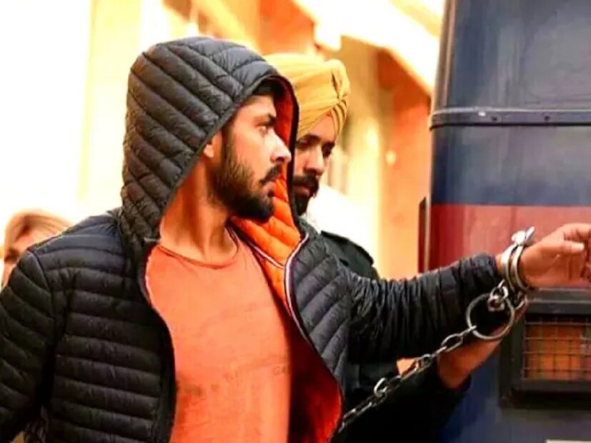 এর পরে নদী দিয়ে অনেক জল বয়ে গিয়েছে আর দেশ জুড়ে রক্তধারা। লরেন্স বিষ্ণোইয়ের এখন বয়স ৩১ বছর। ২০১০ সালে তিনি চণ্ডীগড় কলেজে ভর্তি হন। কিছুদিনের মধ্যেই যোগ দেন ছাত্র রাজনীতিতে। ২০১১ থেকে ২০১২ সাল পর্যন্ত তিনি পঞ্জাব ইউনিভার্সিটির ছাত্র সংগঠনের সভাপতি ছিলেন। ২০১০ সালের এপ্রিলে খুনের চেষ্টার অভিযোগে তাঁর বিরুদ্ধে প্রথম ফৌজদারি মামলা দায়ের হয়। একই সঙ্গে বেআইনি অনুপ্রবেশের অভিযোগে দায়ের হয় এফআইআর। দুটি মামলাই ছাত্র রাজনীতির সঙ্গে যুক্ত।