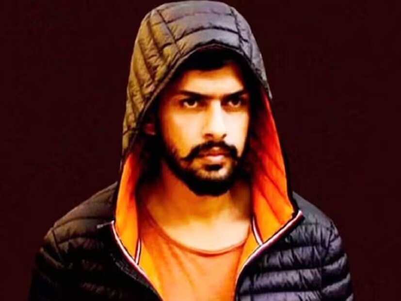 জেলে আছেন ১০ বছরের বেশি সময় হয়ে গেল। একাধিকবার বদলেছে কয়েদবাসের ঠিকানাও। এখন যেমন রয়েছেন গুজরাতের আহমেদাবাদের সবরমতী সেন্ট্রাল জেলে। কিন্তু বিলাসবহুল জীবনযাপনে এতটুকুও ভাটা পড়েনি। জেলে বসেই বছরে বছরে লরেন্স বিষ্ণোই খরচ করে চলেন ৩৫-৪০ লাখ টাকা, এমনটা এবার শোনা গিয়েছে। কোথা থেকে সেই টাকা আসে, সেই বিষয়ে মুখ খুলেছেন লরেন্স বিষ্ণোইয়ের ঘনিষ্ঠ সূত্র।