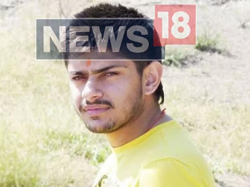 তিনি আর কেউ নন, দেশের অন্যতম কুখ্যাত এই গ্যাংস্টারের এক তুতো ভাই রমেশ বিষ্ণোই। বড় হয়ে লরেন্স যে দাগী অপরাধী হবে, এ কথা মা-বাবা তো বটেই, পুরো পরিবারও ঘুণাক্ষরে কল্পনা করেননি বলে দাবি তাঁর।