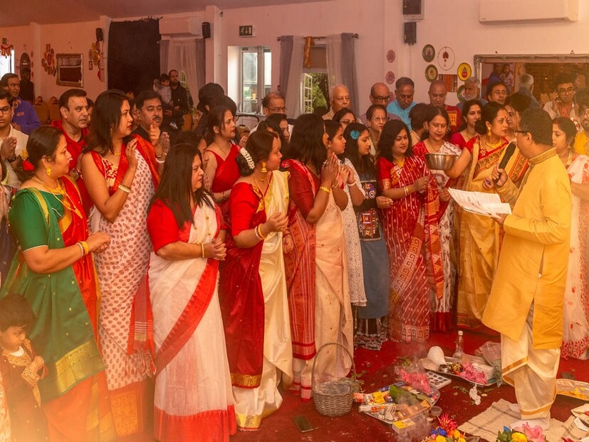*ফি বছর দর্শনার্থীর সংখ্যা বৃদ্ধি এই সাক্ষ্য বহন করে। গত বছর লন্ডনে প্রতিকূল আবহাওয়া উপেক্ষা করে প্রায় ১৫ হাজার দর্শনার্থী হান্সলোর এই পুজোয় অংশগ্রহণ করেন। 