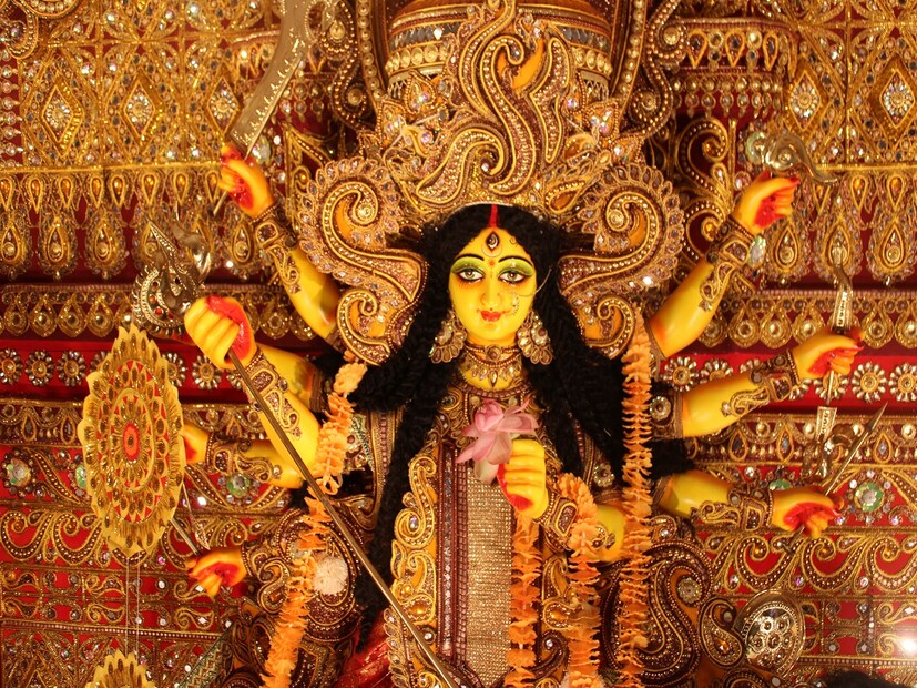 *পুজোর ক'দিন প্রবাসী শিশু-কিশোরদের নিয়ে যে সাংস্কৃতিক অনুষ্ঠানের আয়োজন হয়, তাতেও বিবিধতার মধ্যে মানবিকতার ঐক্যের মন্ত্রটিই জোর গলায় উচ্চারিত হয়।