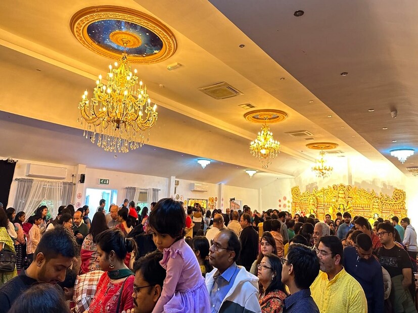 *পুজোর চারদিন, পুজোর জায়গা হানিমুন ব্যাংকোয়েট হল হয়ে ওঠে বহু জাতি- ধর্ম-বর্ণ নির্বিশেষে বহু ভাষাভাষী মানুষ এবং তাদের বিবিধ সংস্কৃতির মিলনমেলা।