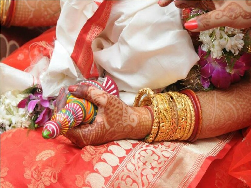 *কিছুক্ষণের মধ্যেই বিয়ের আসর থেকে পালিয়ে যায় বর। যদিও আটকা পড়ে যায় বরযাত্রীরা। বরযাত্রীদের আটকে রেখেই ফরাক্কা থানায় খবর দেওয়া হয় মেয়ের পরিবারের পক্ষ থেকে। ঘটনায় এলাকা জুড়ে ব্যাপক চাঞ্চল্য সৃষ্টি হয়। পুরো বিষয়টি খতিয়ে দেখছে ফরাক্কা থানার পুলিশ। ফাইল ছবি।