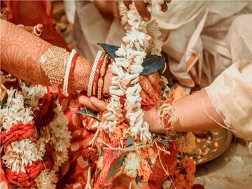 ফোন কলে চুটিয়ে প্রেম,ভুলেও বুঝতে পারেনি হবু বউ!বিয়ের আসরে সামনে এল নোংরা সত্যি