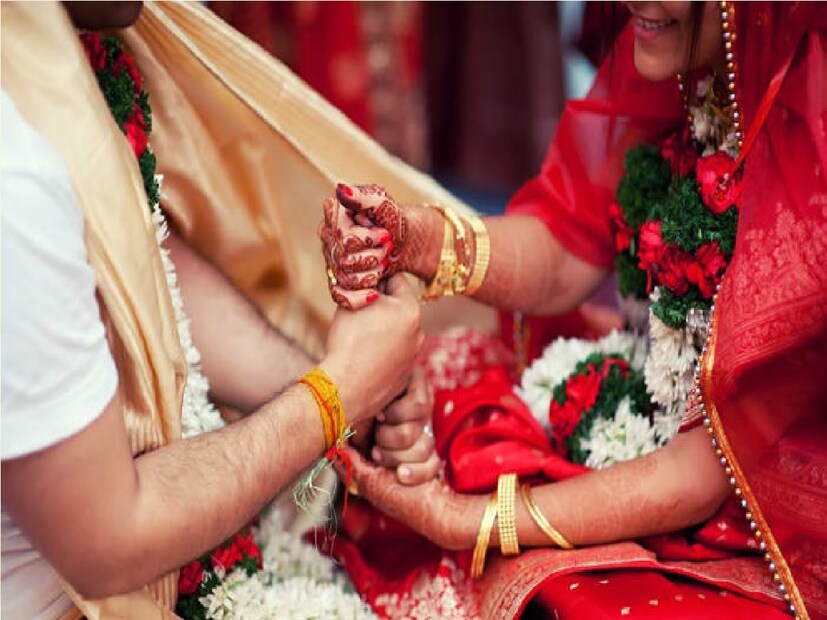 *যদিও আটকা পড়ে যান বরযাত্রীরা। ঘটনাস্থলে ছুটে আসতে হল ফারাক্কা থানার থানার পুলিশকে। চাঞ্চল্যকর ঘটনায় রীতিমতো শোরগোল সৃষ্টি হয় ফরাক্কা থানার মহেশপুরের বটতলা এলাকায়। ফাইল ছবি। 
