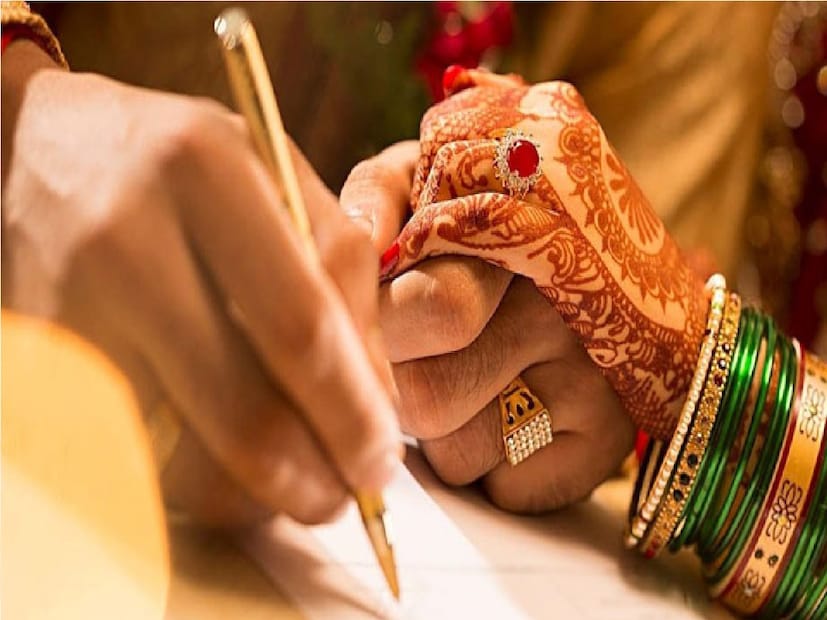 *ফোনে ফোনে প্রেমে এক পর্যায়ে বিয়ের সিদ্ধান্ত হয়। বহু টানাপোড়নের পর কথামতো রবিবার বরযাত্রী নিয়ে বিয়েও করতে যান ওই যুবক। ফাইল ছবি। 