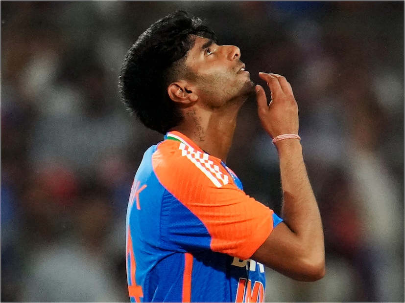বাংলাদেশের ইনিংসের ষষ্ঠ ওভারে বোলিং করতে আসেন মায়াঙ্ক যাদব। ভারতীয় পেসারের গতি সামলাতে সমস্যায় পড়েন বাংলাদেশি ব্যাটাররা। টি-২০ ক্রিকেটে প্রথম ওভারেই মেডেন দিয়ে বুঝিয়ে দেন তার উপর আস্থা রেখে ভুল করেননি নির্বাচকরা।  (Photo Courtesy- AP)