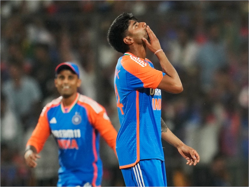 ২০০৬ সালে জোহানেসবার্গে দক্ষিণ আফ্রিকার বিরুদ্ধে নিজের আন্তর্জাতিক টি-২০ কেরিয়ারের প্রথম ওভার মেডেন করেছিলেন অজিত আগরকর। এরপর ২০২২ সালে সাউদাম্পটনে ইংল্যান্ডের বিরুদ্ধে আন্তর্জাতিক টি-২০ কেরিয়ারের প্রথম ওভার মেডেন করেছিলেন অর্শদীপ সিং। এবার তৃতীয় ক্রিকেটার হলেন মায়াঙ্ক যাদব।  (Photo Courtesy- AP)