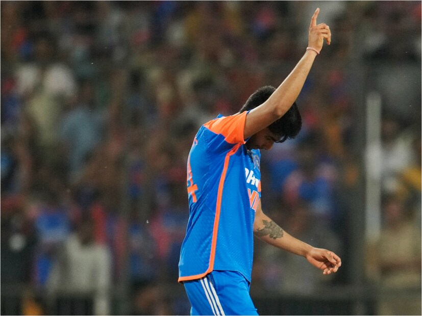 এই মেডেন ওভারের সঙ্গেই ইতিহাসের পাতায় নাম লেখান মায়াঙ্ক। ভারতের তৃতীয় ক্রিকেটার হিসেবে আন্তর্জাতিক টি-২০ ক্রিকেটের প্রথম ওভারেই মেডেন করলেন মায়াঙ্ক যাদব।  (Photo Courtesy- AP)