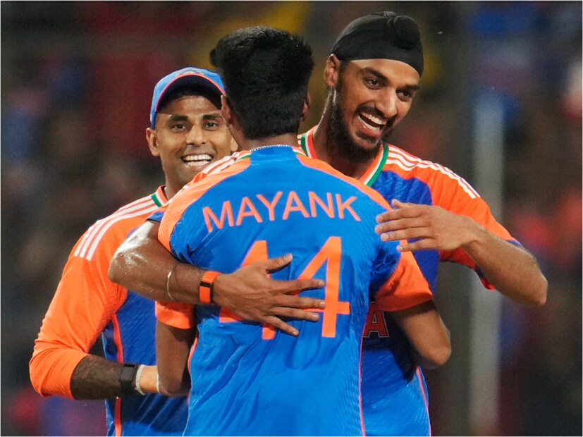 বাংলাদেশের প্রথম টি-২০ ম্যাচে অভিষেকে ৪ ওভারে ২১ রান ১ উইকেট নিয়ে নজরকাড়া বোলিং করেন মায়াঙ্ক যাদব। আগামী দিনেও নিজের পারফরম্যান্স দ্বারা জাতীয় দলে জায়গা পাকা করতে চান মায়াঙ্ক যাদব।   (Photo Courtesy- AP)