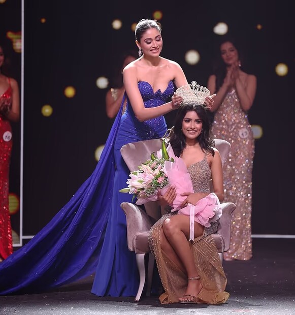‘টপ ৩০ স্টেট উইনার্স’-এর ফ্যাশন সিকোয়েন্স দিয়ে শুরু হয় ফেমিনা মিস ইন্ডিয়া ২০২৪-এর গ্র্যান্ড ফিনালে। ফার্স্ট রানার আপ হন দাদরা ও নগর হাভেলির রেখা পান্ডে। সেকেন্ড রানার আপের মুকুট ওঠে গুজরাতের আয়ুশী ঢোলকিয়ার হাতে। আর মিস ইন্ডিয়া হন নিকিতা পোরওয়াল। তিনজনকেই ফুলের তোড়া দিয়ে অভিনন্দন জানান অভিনেত্রী নেহা ধুপিয়া। (Photo: Instagram)
