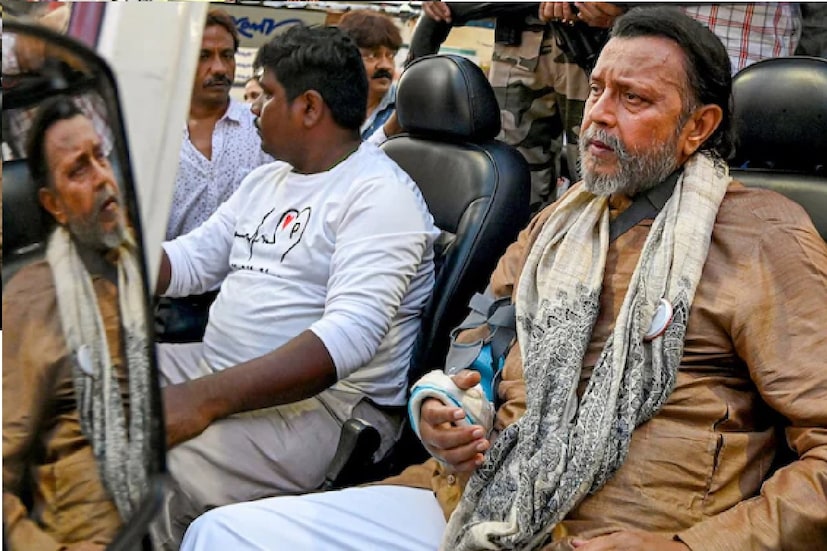 নিজের অবিস্মরণীয় অবদানের জন্য চলচ্চিত্র জগতের সর্বোচ্চ সম্মানে ভূষিত হতে চলেছেন মিঠুন চক্রবর্তী। সোমবার সকালেই এই খবর কেন্দ্রীয় তথ্য এবং সম্প্রচার মন্ত্রকের তরফে ভাগ করে নিয়েছেন অশ্বিনী বৈষ্ণো। আর নিজের দাদাসাহেব ফালকে পুরস্কারটি ভক্তদের উদ্দেশ্যেই উৎসর্গ করলেন অভিনেতা। সেই সঙ্গে নিজের কেরিয়ারের প্রথম দিকের লড়াইয়ের দিনগুলির স্মৃতিচারণও করেছেন রুপোলি পর্দার মহাগুরু। Photo: PTI