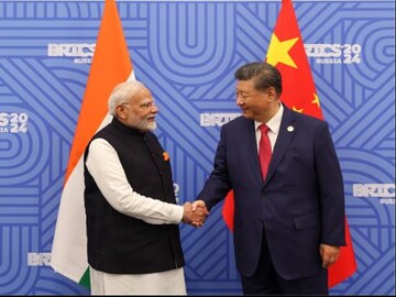 
ব্রিকস সম্মেলনের মাঝে মোদি জিনপিং সাক্ষাৎ৷ ছবি- নরেন্দ্র মোদির এক্স হ্যান্ডেল থেকে