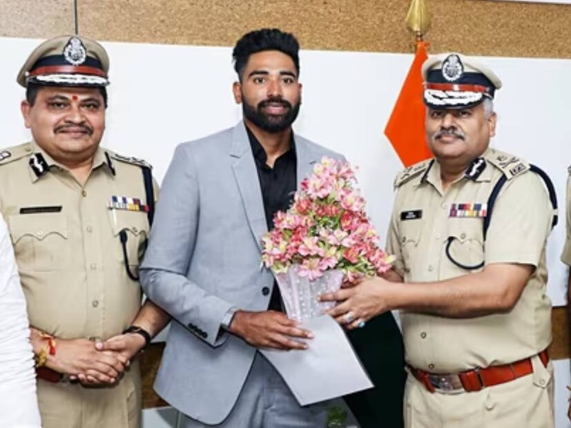 সিরাজকে ডিএসপির পদে চাকরি দেওয়া নিয়ে আইনি বাধা ছিল। অগাস্টে মন্ত্রিসভার বৈঠকে সিদ্ধন্তের পরে তেলঙ্গানার বিধানসভায় প্রয়োজনীয় আইনের সংশোধনও করা নিয়ে একটি বিলও পাশ হয়। Image: ANI।