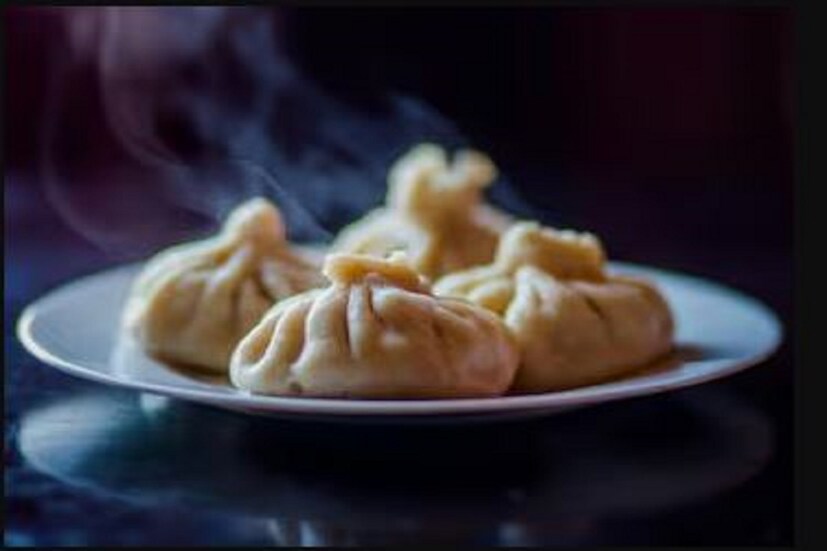 কিন্তু হায়দ্রাবাদে যে ঘটনা ঘটল, তার পর রাস্তার পাশ থেকে এ ভাবে মোমো কিনে খাওয়াও বিপজ্জনক প্রমাণিত হল৷ কারণ হায়দ্রাবাদে রাস্তার ধার থেকে মোমো কিনে খেয়ে অসুস্ত হয়ে পড়েছেন অন্তত দশজন৷ তাঁদের মধ্যে এক মহিলার মৃত্যু হয়েছে বলে অভিযোগ৷