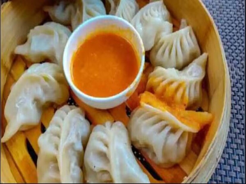 এই ঘটনার পরই গ্রেটার হায়দ্রাবাদ মিউনিসিপ্যাল কর্পোরেশন এবং পুলিশ মিলে ওই মোমো যিনি তৈরি করেছিলেন, তাঁকে খুঁজে বের করে৷ অভিযোগ, কোনওরকম লাইসেন্স ছাড়াই মোমো তৈরি করে বিক্রি করছিলেন তিনি৷ 