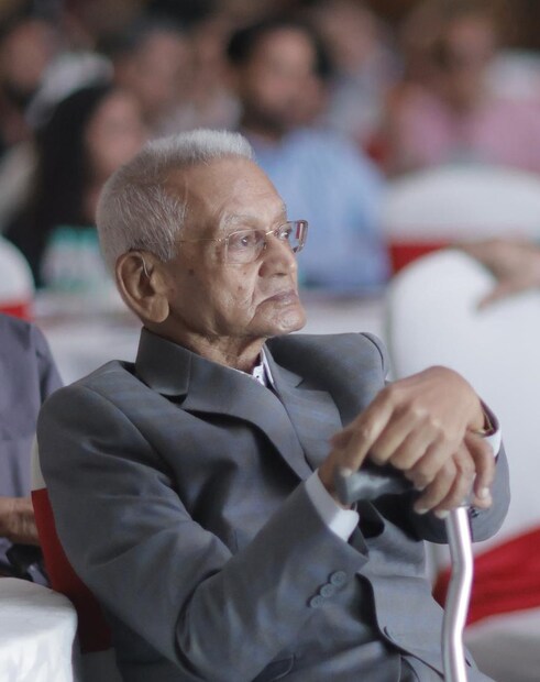 নতুন ও পুরনো কর্মীদেরও কৃতজ্ঞতা জানান তিনি। সংস্থার চেয়ারম্যান ও ডিরেক্টর প্রভাত কুমার হালদার বলেন, “কোম্পানির শতবর্ষ শুধু একটা মাইলফলক নয়। আরও বেশি। আমাদের যাত্রাপথকে যাঁরা রূপ দিয়েছেন তাঁদের সকলের প্রতি সংস্থা কৃতজ্ঞ।