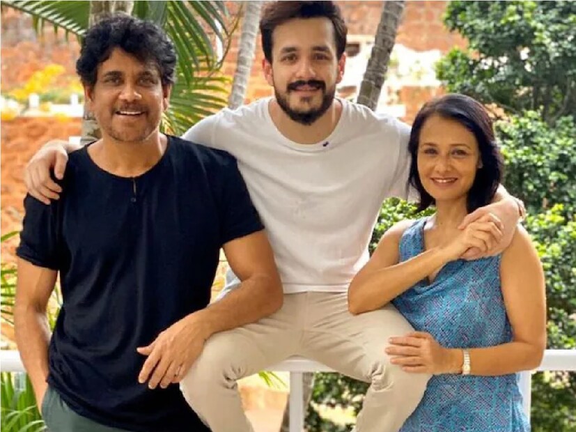 নাগার্জুন তেলেগু এবং তামিল ইন্ডাস্ট্রির একজন সুপারস্টার। যদিও তাঁর স্ত্রী অমলা একজন প্যান ইন্ডিয়া অভিনেত্রী। তিনি হিন্দি, তামিল এবং তেলেগু সহ অন্যান্য ফিল্ম ইন্ডাস্ট্রিতেও কাজ করেছেন। তাঁর দুই ছেলে নাগা চৈতন্য ও অখিল আক্কিনেনি।