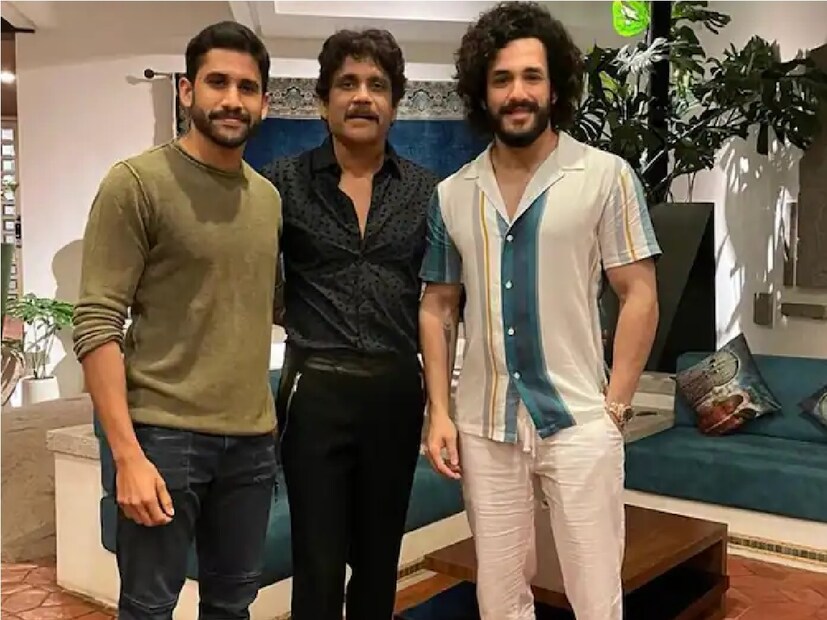 দুই ছেলেই তেলেগু ইন্ডাস্ট্রিতে ফ্লপ অভিনেতা। ২০২৩ সালে মুক্তিপ্রাপ্ত অখিলের 'এজেন্ট' ১০০ কোটি টাকা বাজেটে তৈরি হয়েছিল, কিন্তু বক্স অফিসে ১০ কোটি টাকাও আয় করতে পারেনি। তাঁরা সকলেই পরিশ্রম করছেন, কিন্তু দুর্বল বিষয়বস্তুর কারণে তাঁদের ছবি ফ্লপ হচ্ছে।