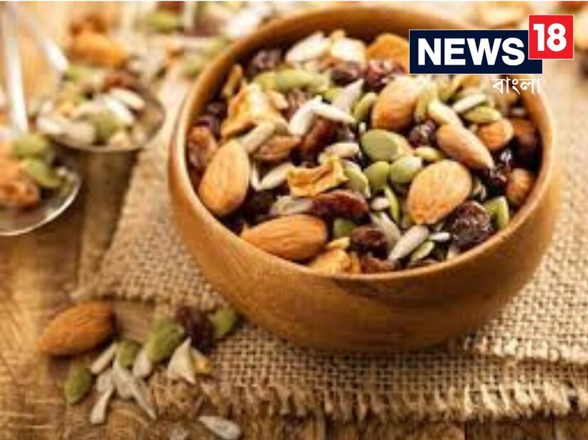 উপবাসের সময় মানুষের তরল পদার্থের গ্রহণ বাড়িয়ে দিতে হবে। ফলের তাজা রস, নারিকেল জল, হার্বাল চা গ্রহণ করা উচিত। এতে শরীরে হাইড্রেশন ভালোভাবে বজায় থাকবে। উপবাসে সেঁধা নুন খাওয়া স্বাস্থ্যকর।