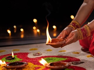 এই সময় দেবী মন্দির ও স্থানে স্থানে মায়ের আরাধনা করা হয়