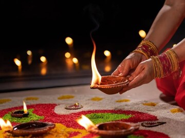 এই সময় দেবী মন্দির ও স্থানে স্থানে মায়ের আরাধনা করা হয়