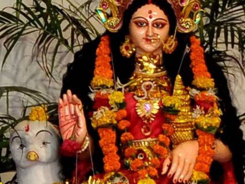 মনে করা হয় দীপান্বিতা লক্ষ্মীপুজো করলে সংসার থেকে বাধা বিঘ্ন অশান্তি দূর হয়ে শ্রী, সৌভাগ্য ও ধনসম্পদের বর্ষা হয়। 