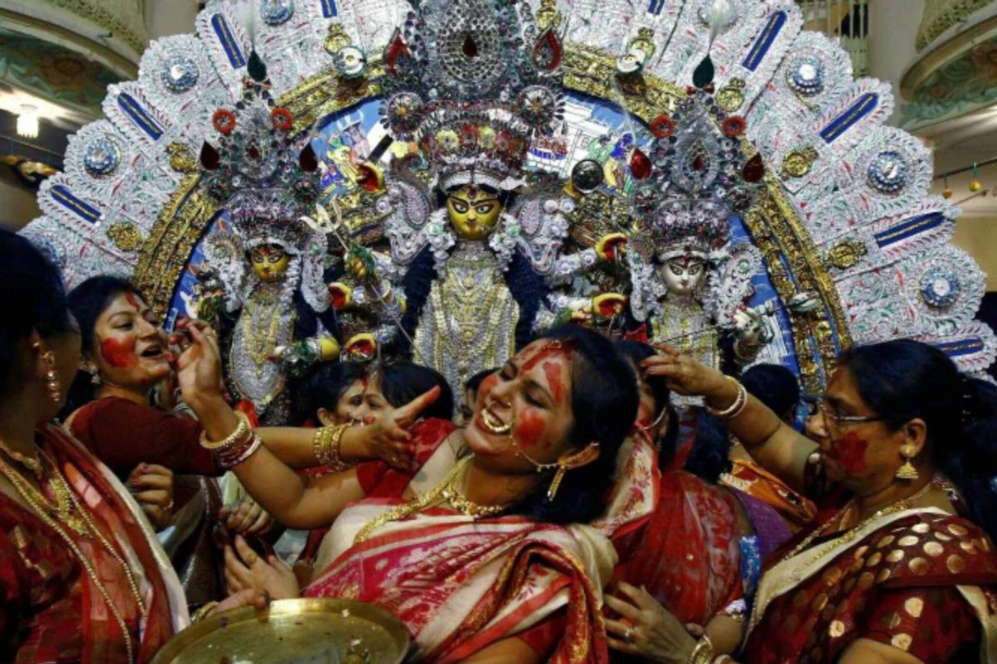 বিজয়া দশমীর বরণডালায় রাখুন এই জিনিসগুলি! দেবীকে এভাবে বরণে সুখ সৌভাগ্যের বৃষ্টি