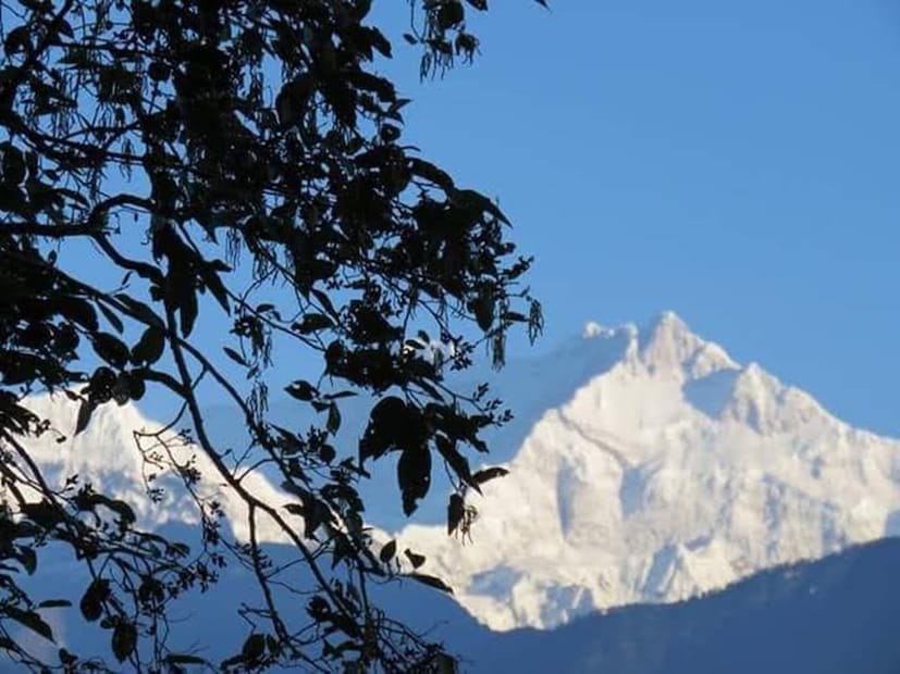 দার্জিলিং : কুয়াশা। হালকা মেঘ। বৃষ্টিতে ভিজতে পারে। বেশ ঠান্ডা। তাপমাত্রা ৬-৭ ডিগ্রি। 