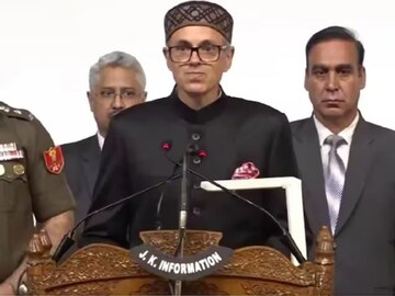 মুখ্যমন্ত্রী হিসেবে শপথ নিলেন ওমর আবদুল্লাহ৷ 
