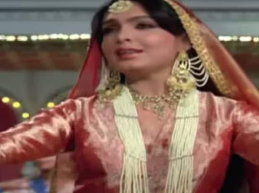 ওই গানটির আরও একটি লাইন রয়েছে, যেখানে পারভিন বাবিকে ভাবুক হয়ে যেতে দেখা যাবে। তিনি বলছেন, ‘ইয়াদ না আনা, ভুল না জানা’। অর্থাৎ বাবার বাড়িকে উদ্দেশ্য করে মেয়েটি বলছে, আমায় মনে করবে না। কারণ আমিও তোমাদের মনে করে কেঁদে ফেলব। আবার একই সঙ্গে সে বলছে, ‘ভুল না জানা’। অর্থাৎ নিজেদের মেয়েকেও আবার ভুলে যেও না তোমরা।