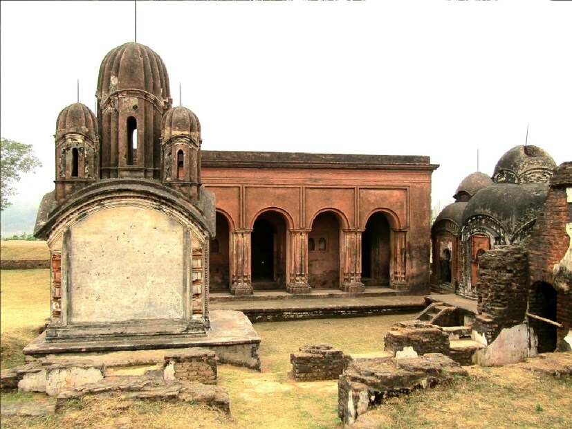 *পূর্ব দিকে মুখ করা তিনটি মন্দির, সুদৃশ্য রাসমঞ্চ। ভারতীয় পুরাতত্ত্ব সর্বক্ষণ দ্বারা সংরক্ষিত বন্দ্যোপাধ্যায় পরিবারের তৈরি পূর্ব দিকে মুখ করা তিনটি পঞ্চরত্ন শিব মন্দিরের গঠনশৈলী দেখে আপনি অবাক হবেন। সংগৃহীত ছবি। 