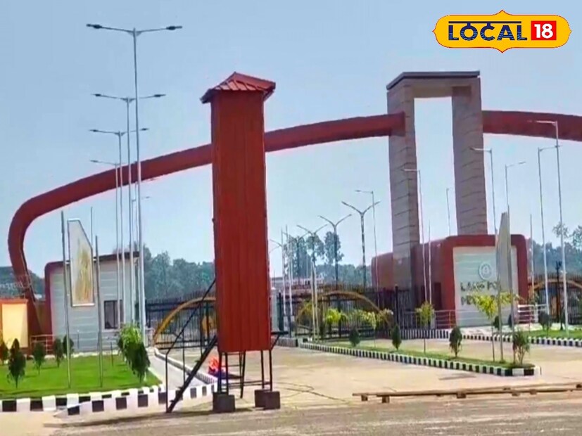 *এশিয়ার বৃহত্তম ল্যান্ড পোর্ট পেট্রাপোল বন্দরের মৈত্রী দুয়ার ও আধুনিক টার্মিনালের দ্বার উদঘাটন করতেই বনগাঁয় আসেন দেশের স্বরাষ্ট্রমন্ত্রী অমিত শাহ। প্রশাসন ও পেট্রাপোল বন্দর সূত্রে জানা গিয়েছে, দীর্ঘদিনের দাবি অনুযায়ী বেশ কয়েক বছর আগেই ৫০০ কোটি টাকা ব্যয়ে শিলান্যাস করা হয় অত্যাধুনিক টার্মিনাল ও মৈত্রী গেট তৈরির।