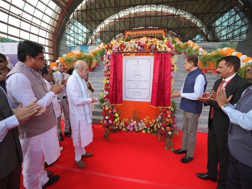 *উদ্বোধন করা হল এই অত্যাধুনিক সীমান্ত বন্দরের। ফলে যাত্রীদের একাধিক সমস্যা যেমন সমাধান হবে পাশাপাশি দু-দেশের মধ্যে বাণিজ্যে ক্ষেত্রে আরও গতি আসবে বলেই মনে করা হচ্ছে। ব্যবসায় ক্ষেত্রেও উন্নতি ঘটবে সীমান্তে। অত্যাধুনিক মানের এই টার্মিনাল উদ্বোধন হওয়ায় খুশি সীমান্ত এলাকার মানুষজন।