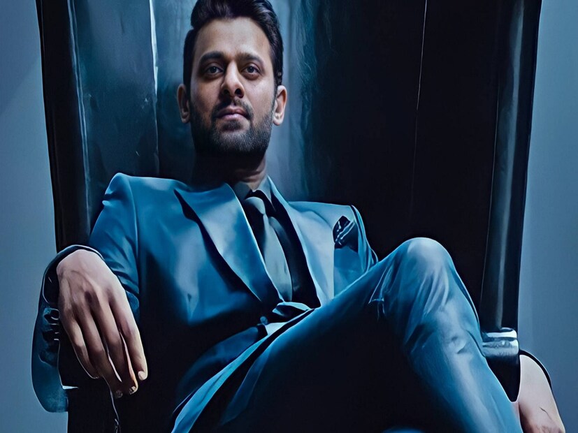 এই অভিনেতাদের প্রত্যেকেই ব্লকবাস্টার ছবিতে কাজ করেছেন। যাইহোক, একজন অভিনেতাকে তার অসাধারণ সাফল্য এবং চিত্তাকর্ষক নেট মূল্যের কারণে প্রায়শই জীবনের চেয়ে বড় বলে মনে করা হয়। ২০১৫ সালের ব্লকবাস্টার বাহুবলী তারকার ভাগ্য পরিবর্তন করেছে এবং তাঁকে প্যান ইন্ডিয়া সুপারস্টার বানিয়েছে। Photo- Collected