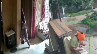 পাঁচিল টপকে ঢুকছে চোর, দরজা আটকে মহিলা৷ ছবি- এক্স থেকে