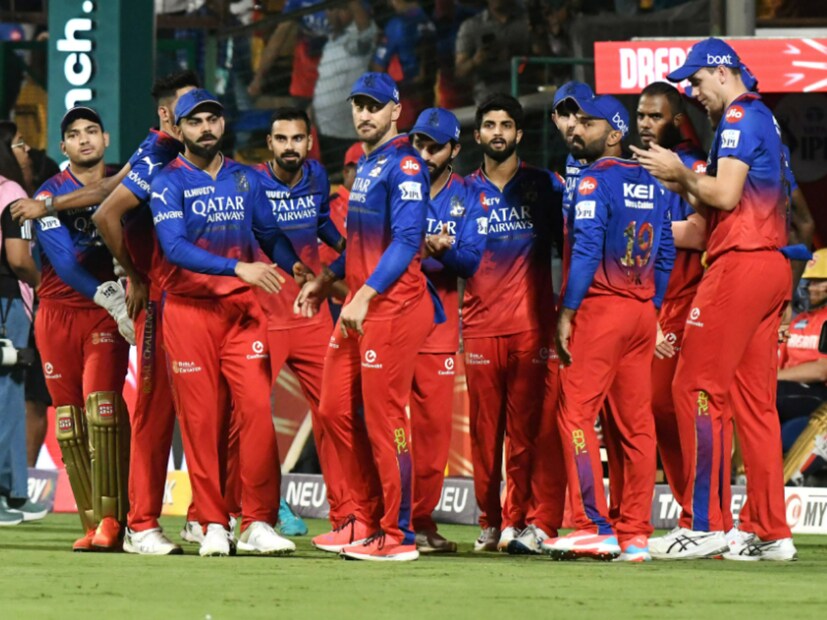 আরসিবি: আরসিবি দলেও এবার বড় পরিবর্তন হতে পারে। তবে রিটেনশনের মাধ্যমে র‍য়্যাল চ্যালেঞ্জার্স বেঙ্গালুরু ফের অধিনায়ক করতে পারে বিরাট কোহলিকে। এছাড়া ধরে রাখতে পারে রজত পাতিদার, উইল জ্যাকস, যশ দয়াল, মহম্মদ সিরাজকে।