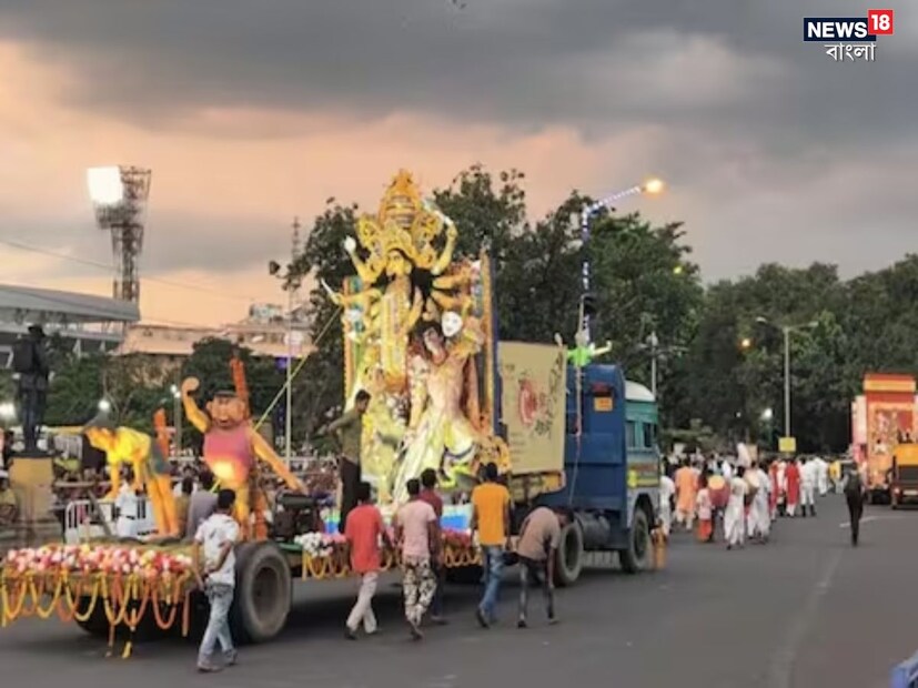 কিছুক্ষণ পরে রেড রোডে হবে পুজো কার্নিভাল, হাজির থাকবেন স্বয়ং মমতা বন্দ্যোপাধ্যায়। পাশাপাশি এই দিনই দ্রোহ কার্নিভালের আয়োজন করা হয়েছিল রানি রাসমণি রোডে। প্রতীকী ছবি