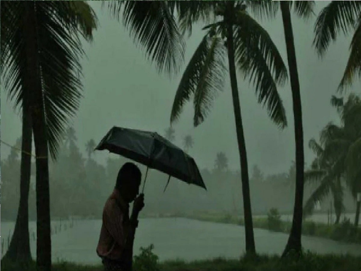 আগামী এক থেকে দু-ঘণ্টায় ৭ জেলায় বজ্রবিদ্যুৎ-সহ বৃষ্টির পূর্বাভাস। বজ্রবিদ্যুৎ-সহ হালকা থেকে মাঝারি বৃষ্টি পূর্ব মেদিনীপুর, দক্ষিণ ২৪ পরগনা, বাঁকুড়া, পুরুলিয়া, পশ্চিম বর্ধমান, কলকাতা এবং উত্তর চব্বিশ পরগনা জেলার কিছু অংশে বজ্রবিদ্যুৎসহ বৃষ্টির সতর্কতা। সর্তকতা জারি আলিপুর আবহাওয়া দফতরের।