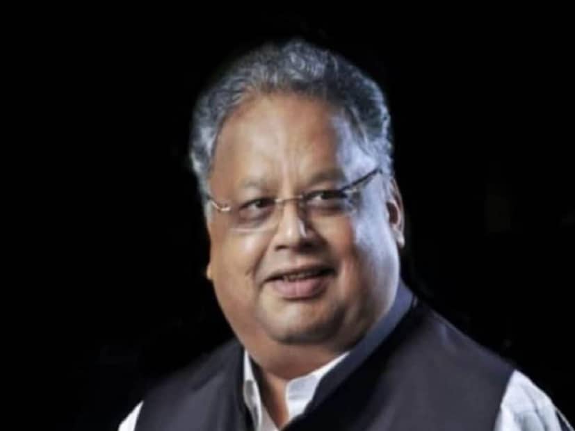 ৫ হাজার টাকার বিনিয়োগ থেকে কোটি কোটি টাকার সাম্রাজ্য: ১৯৬০ সালের ৫ জুলাই রাজস্থানের এক মাড়োয়ারি পরিবারে জন্মগ্রহণ করেন রাকেশ ঝুনঝুনওয়ালা। ১৯৮৫ সালে মাত্র ৫ হাজার টাকা দিয়ে শেয়ার বাজারে বিনিয়োগ শুরু করেছিলেন। সেখান থেকে গড়েছেন কোটি কোটি টাকার সাম্রাজ্য। ২০২২ সালের অগাস্ট মাসে মৃত্যুর সময় তাঁর আনুমানিক মোট সম্পত্তির পরিমাণ দাঁড়ায় ৫.৮ বিলিয়ন ডলার। ২০০৩ সালে RARE এন্টারপ্রাইজ নামে নিজস্ব স্টক ট্রেডিং ফার্ম শুরু করেছিলেন রাকেশ ঝুনঝুনওয়ালা।