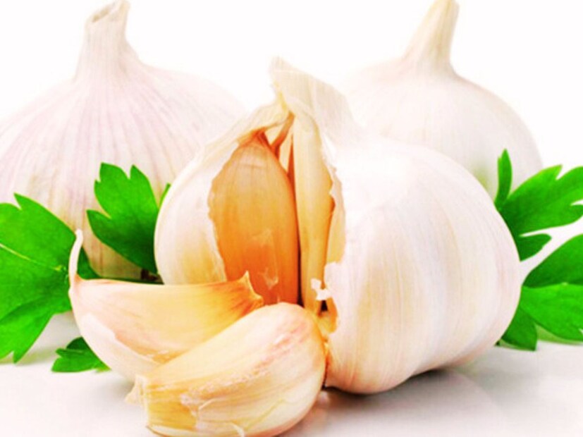 রসুনে প্রচুর পরিমাণে অ্যান্টি অক্সিডেন্ট থাকে যা শরীরের ফ্রি র&#x200d;্যাডিক্যালস থেকে রক্ষা করে ৷ প্রতীকী ছবি ৷