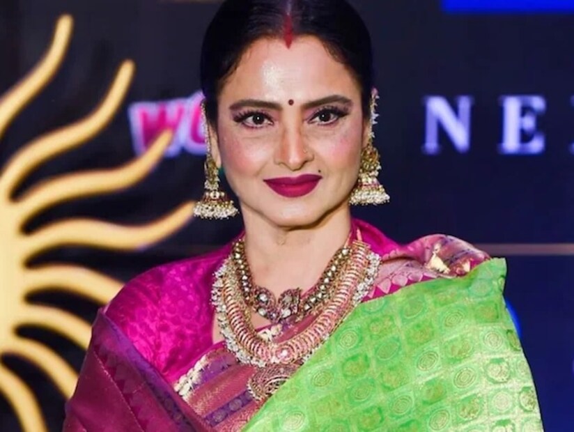 জানা যায়, শিল্পপতি মুকেশ আগরওয়ালের সঙ্গে বিয়ে হয়েছিল রেখার। তবে মুকেশ নিজেকে শেষ করে দেওয়ার সিদ্ধান্ত নেন। তার পর থেকে নিজেকে একেবারে আড়ালে রেখেছেন রেখা!