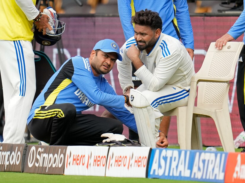 দ্বিতীয় দিনে উইকেট কিপিংয়ের সময় চোট পেয়েছিলেন ঋষভ পন্থ। বল গিয়ে সোজা লাগে তাক ডান হাঁটুতে। যেখানে অস্ত্রোপচার হয়েছিল সেখানেই লাগে চোট। (Photo Courtesy- AP)