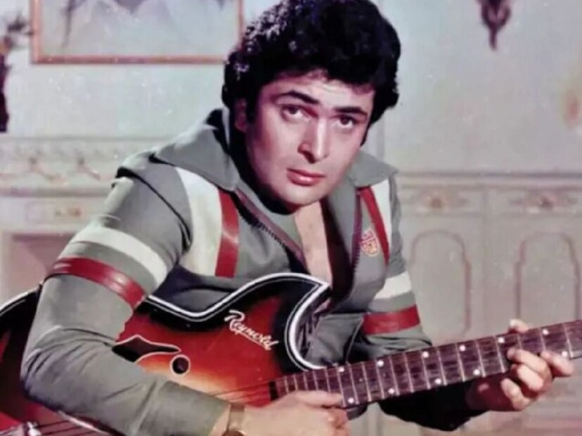 এরপর কিছু সময়ের জন্য অভিনয় দুনিয়া থেকে দূরে চলে গিয়েছিলেন ঋষি কাপুর। পরিচালকের ভূমিকায় অবতীর্ণ হয়েছিলেন। সেই প্রসঙ্গে অভিনেতা বলেন, “যেসব পরিচালকের সঙ্গে কাজ করার কথা ছিল, তাঁদের টাকা ফিরিয়ে দিয়েছিলাম। তিন মাস প্রায় ঘরে বসেছিলাম। তারপরে আমি ঐশ্বর্য রাই বচ্চন এবং অক্ষয় খান্নার আ অব লওট চলে ছবি পরিচালনা করার সিদ্ধান্ত নিই।”