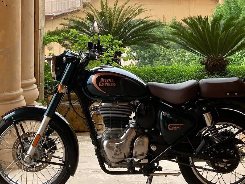 Royal Enfield Bullet 350 হল ভারতের অন্যতম জনপ্রিয় মোটরসাইকেল। অনেকদিন ধরেই মানুষের হৃদয়ে দাগ কাটছে এই বাইক। যদিও সময়ের সাথে সাথে এই মোটরসাইকেলের ডিজাইনে পরিবর্তন এসেছে। তবে বাইকটির বেসিক ডিজাইন প্রায় একই রকম রয়েছে। সম্ভবত সে কারণেই এই বাইকের প্রতি মানুষের ভালবাসা আজও বদলায়নি।