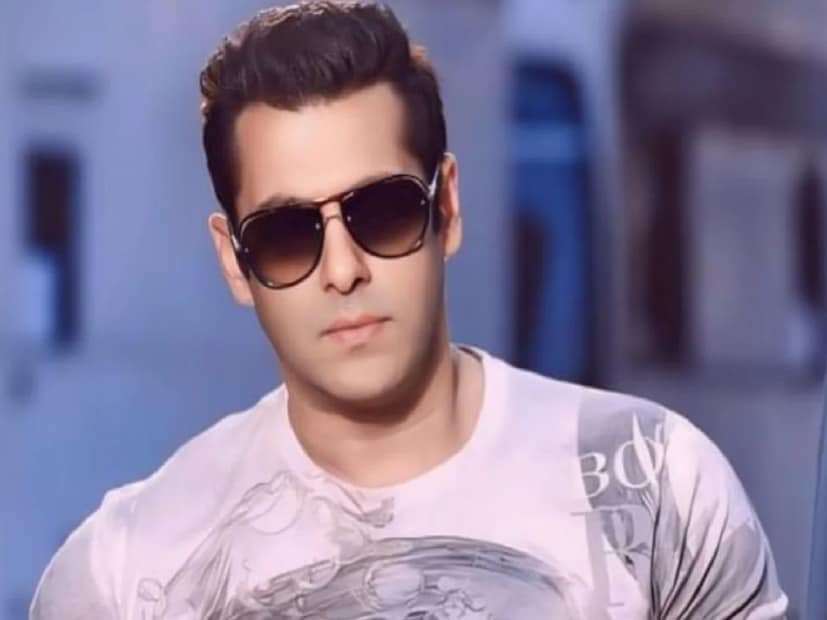 সলমানের হাতে যে আংটি দেখা যাচ্ছে সেটি চৌকো। চৌকো নীলা কেরিয়ারে উন্নতি ও হারানো জনপ্রিয়তা ফেরাতে ধারণ করা হয়। সলমন এই আংটি পরেছেন মধ্যমায়। অর্থাৎ, তিনি শনিদেবকে শান্ত করতেই এটি ধারণ করেছেন বলা যায়।